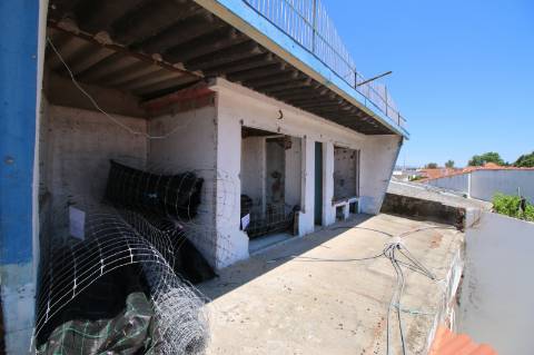 Moradia T5 de 2 pisos e logradouro com 10 boxes para cavalos - Golegã