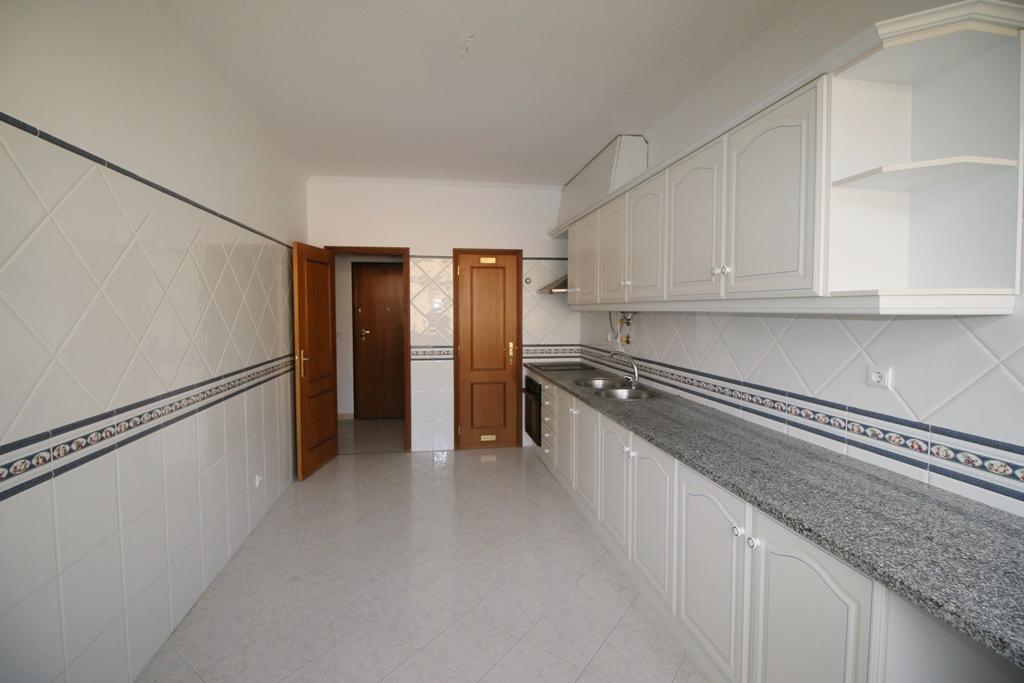 Apartamento T4 com 2 parqueamentos e arrecadação em Santarém