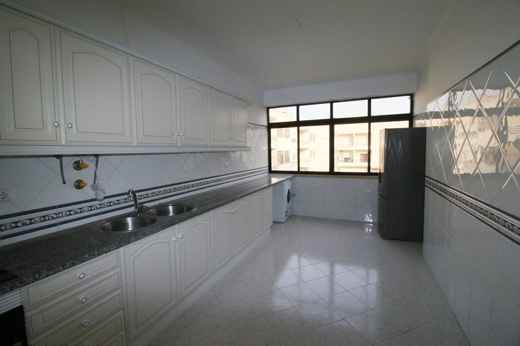 Apartamento T4 com 2 parqueamentos e arrecadação em Santarém