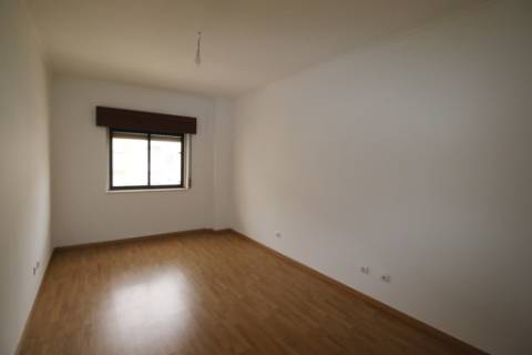 Apartamento T3 com parqueamento e arrecadação em Santarém