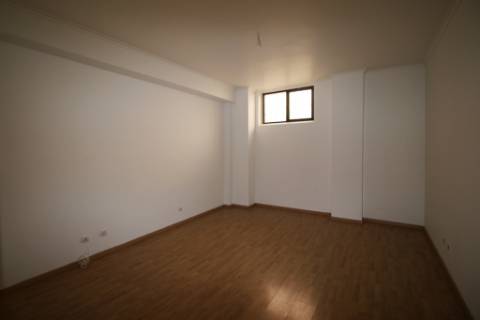 Apartamento T3 com 2 parqueamentos e arrecadação em Santarém