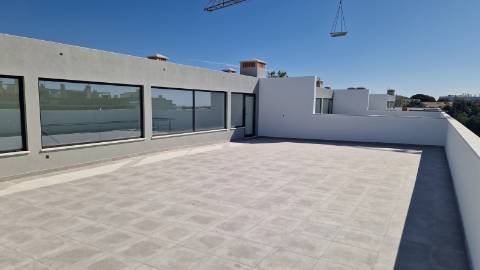 Apartamento T4, último piso com terraço grande.