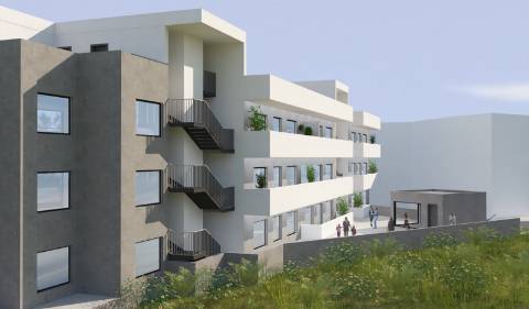 Apartamento T4, último piso com terraço grande.