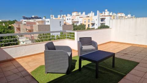Moradia familiar com terraço, varandas e garagem perto de Tavira