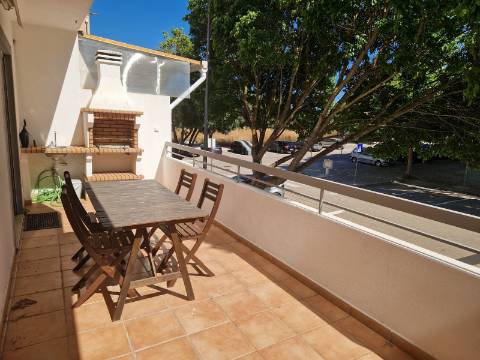Moradia familiar com terraço, varandas e garagem perto de Tavira