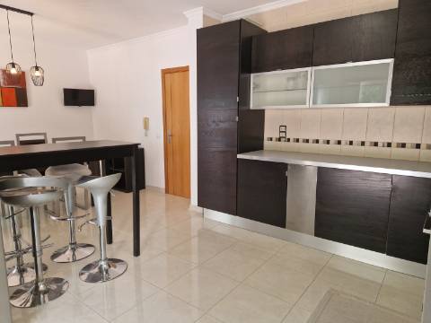 Moradia familiar com terraço, varandas e garagem perto de Tavira