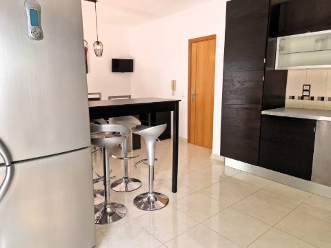 Moradia familiar com terraço, varandas e garagem perto de Tavira