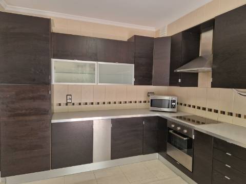 Moradia familiar com terraço, varandas e garagem perto de Tavira