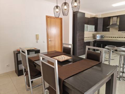 Moradia familiar com terraço, varandas e garagem perto de Tavira