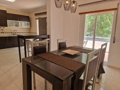 Moradia familiar com terraço, varandas e garagem perto de Tavira