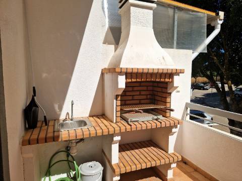Moradia familiar com terraço, varandas e garagem perto de Tavira