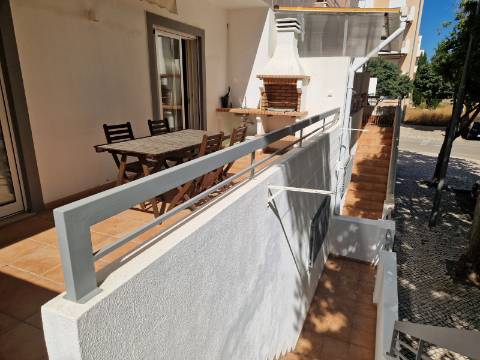 Moradia familiar com terraço, varandas e garagem perto de Tavira