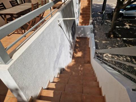 Moradia familiar com terraço, varandas e garagem perto de Tavira