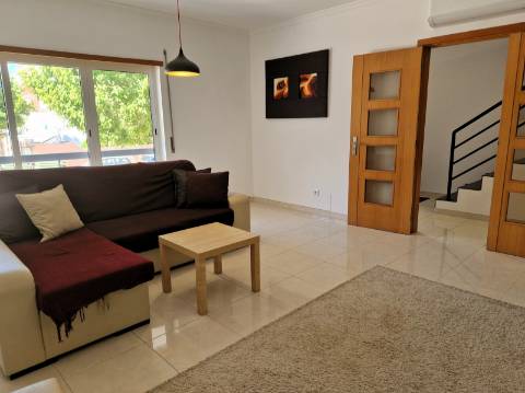 Moradia familiar com terraço, varandas e garagem perto de Tavira