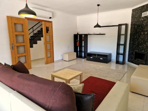 Moradia familiar com terraço, varandas e garagem perto de Tavira