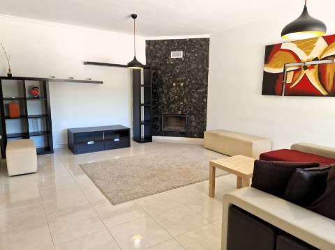 Moradia familiar com terraço, varandas e garagem perto de Tavira