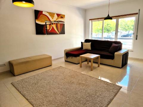 Moradia familiar com terraço, varandas e garagem perto de Tavira