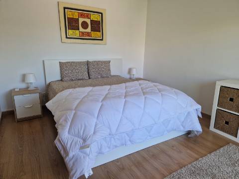 Moradia familiar com terraço, varandas e garagem perto de Tavira