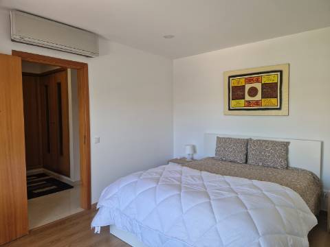 Moradia familiar com terraço, varandas e garagem perto de Tavira