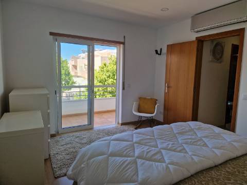 Moradia familiar com terraço, varandas e garagem perto de Tavira