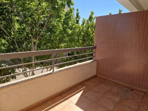 Moradia familiar com terraço, varandas e garagem perto de Tavira