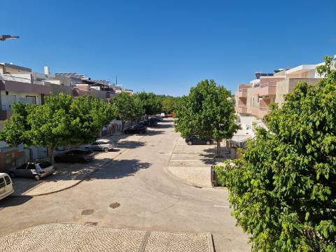 Moradia familiar com terraço, varandas e garagem perto de Tavira