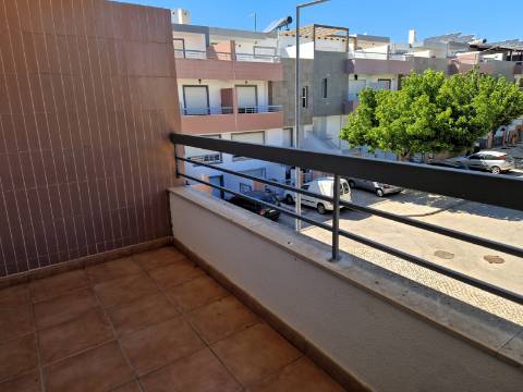 Moradia familiar com terraço, varandas e garagem perto de Tavira