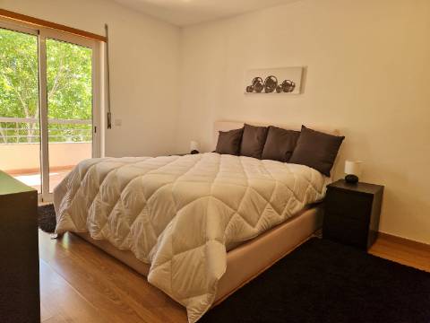 Moradia familiar com terraço, varandas e garagem perto de Tavira