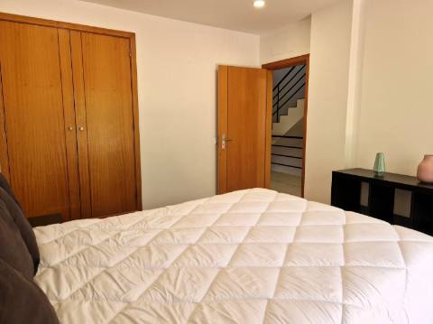 Moradia familiar com terraço, varandas e garagem perto de Tavira