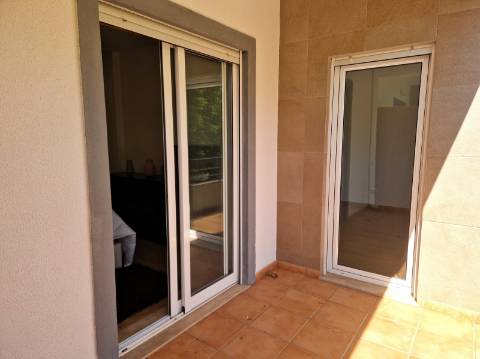 Moradia familiar com terraço, varandas e garagem perto de Tavira