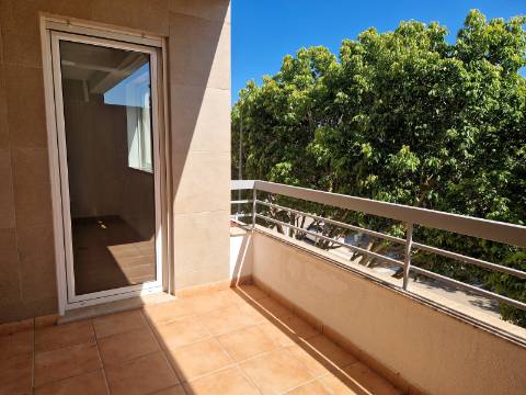 Moradia familiar com terraço, varandas e garagem perto de Tavira