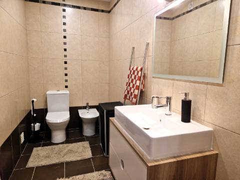 Moradia familiar com terraço, varandas e garagem perto de Tavira