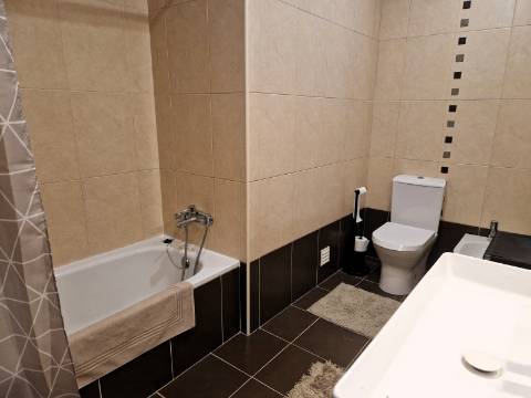 Moradia familiar com terraço, varandas e garagem perto de Tavira