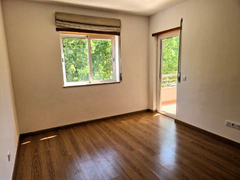 Moradia familiar com terraço, varandas e garagem perto de Tavira