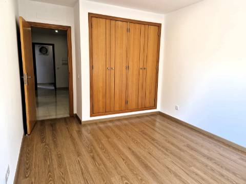 Moradia familiar com terraço, varandas e garagem perto de Tavira