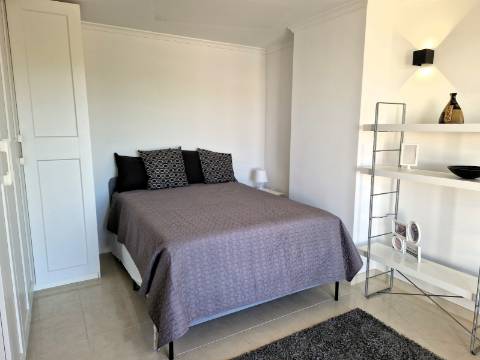 Moradia familiar com terraço, varandas e garagem perto de Tavira