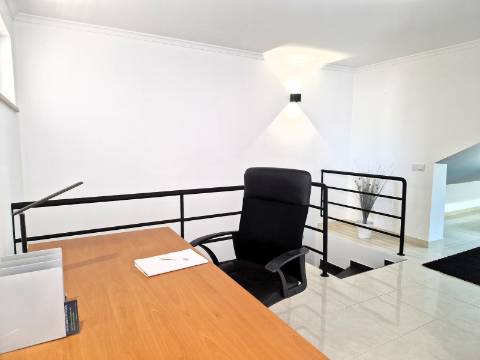 Moradia familiar com terraço, varandas e garagem perto de Tavira