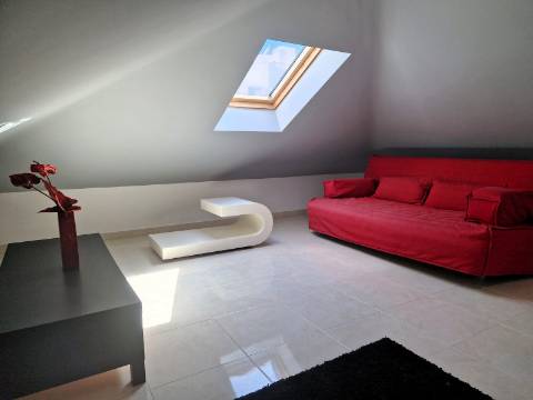 Moradia familiar com terraço, varandas e garagem perto de Tavira