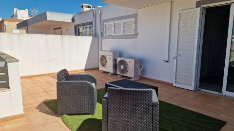 Moradia familiar com terraço, varandas e garagem perto de Tavira