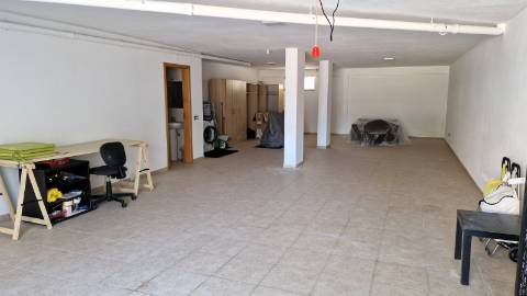 Moradia familiar com terraço, varandas e garagem perto de Tavira