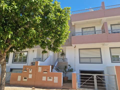 Moradia familiar com terraço, varandas e garagem perto de Tavira