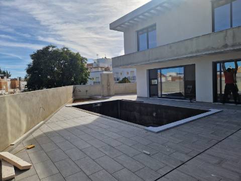 Moradia moderna T5, com garagem e piscina, para venda em Tavira