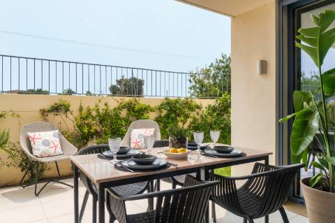 Apartamento T2 com Varanda com acesso a Piscina e garagem
