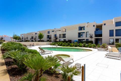 Apartamento T2 com Varanda com acesso a Piscina e garagem