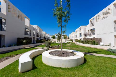 Apartamento T2 com Varanda com acesso a Piscina e garagem