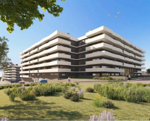 Apartamento T3 com Varandas, Piscinas e Garagem, Faro