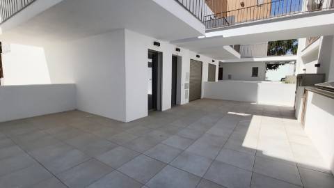 Apartamento T2 com piscina e garagem em Cabanas de Tavira