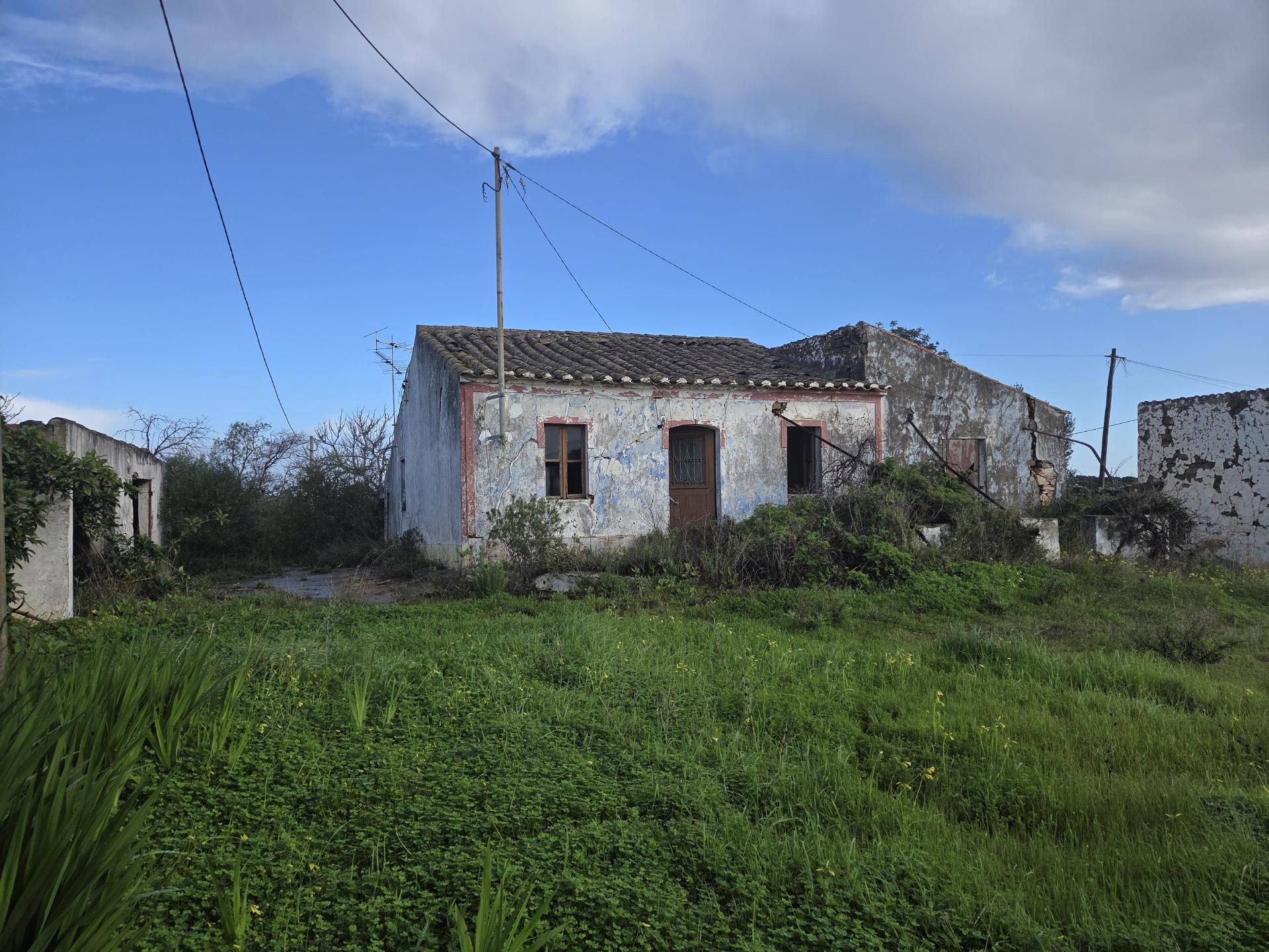 Terreno com Projeto Aprovado e Vistas Golfe e Mar