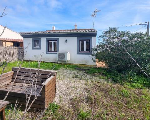 Moradia térrea T1 com ruína e terreno em Alcarias Grandes