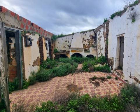Moradia térrea T1 com ruína e terreno em Alcarias Grandes